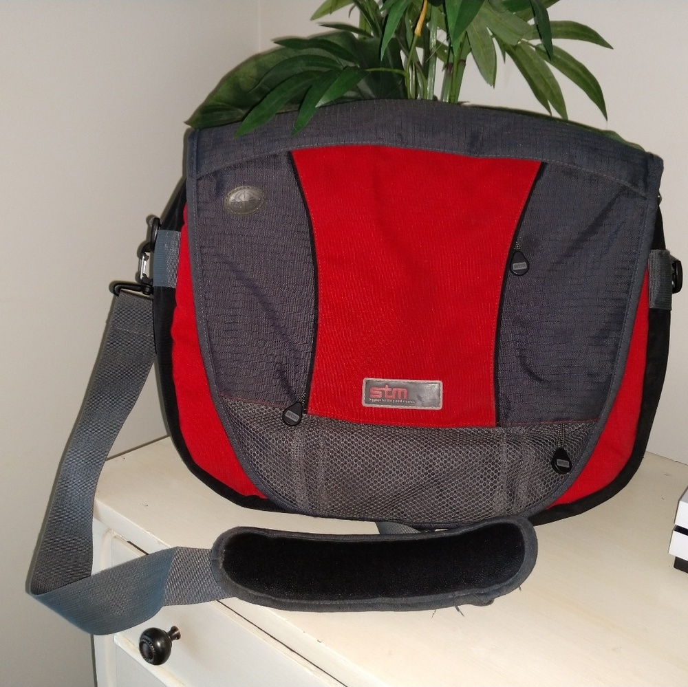STM shoulder laptop bag